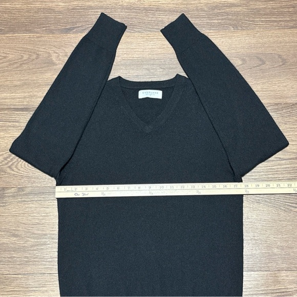 Everlane Men's Black V-Neck Sweater - Picture 4 of 7